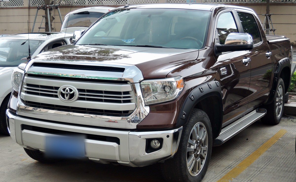 Коричневый Toyota Tundra CrewMax второго поколения, вид спереди в три четверти, на парковке