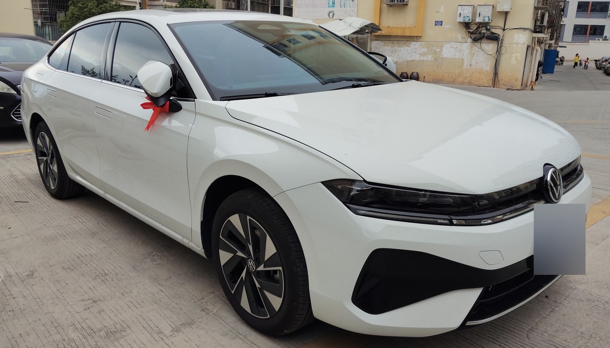Белый Volkswagen Sagitar L, китайский аналог Bora для Казахстана, вид спереди в три четверти