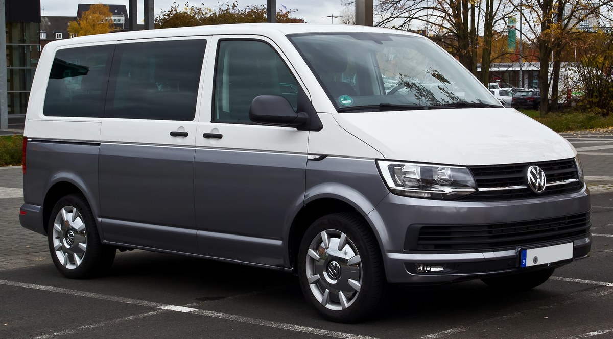 Бело-серый Volkswagen Multivan T6 с пассажирским кузовом, вид спереди в три четверти