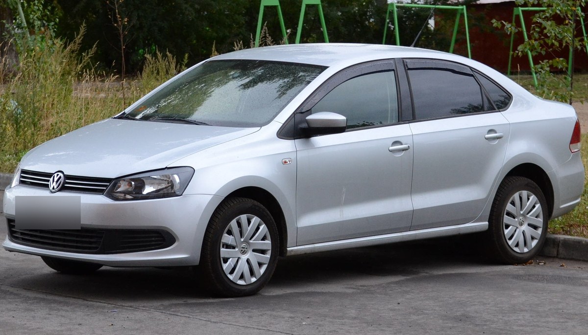 Серебристый Volkswagen Polo седан первых лет выпуска, российская версия, вид спереди в три четверти