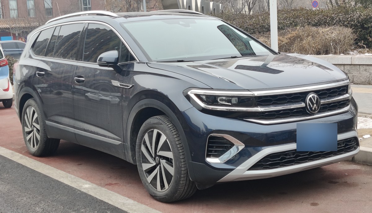 Тёмно-синий Volkswagen Talagon, китайский семиместный кроссовер, вид спереди в три четверти