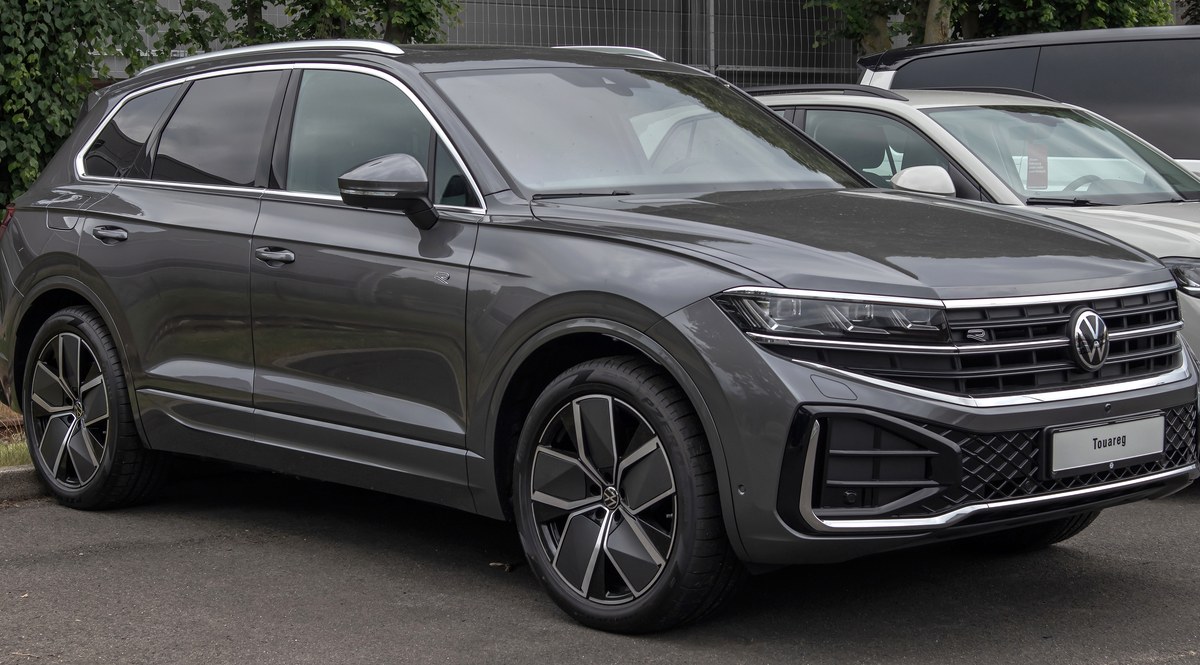 Графитовый Volkswagen Touareg третьего поколения после рестайлинга, вид спереди сбоку