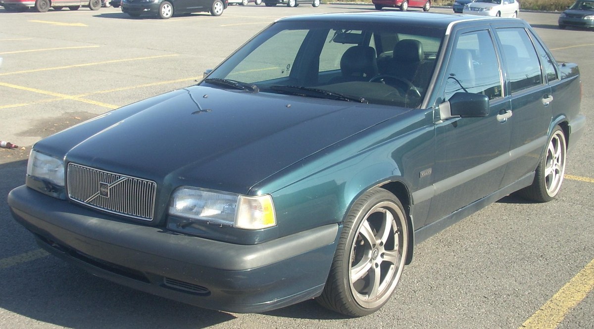Зелёный седан Volvo 850, вид спереди в три четверти