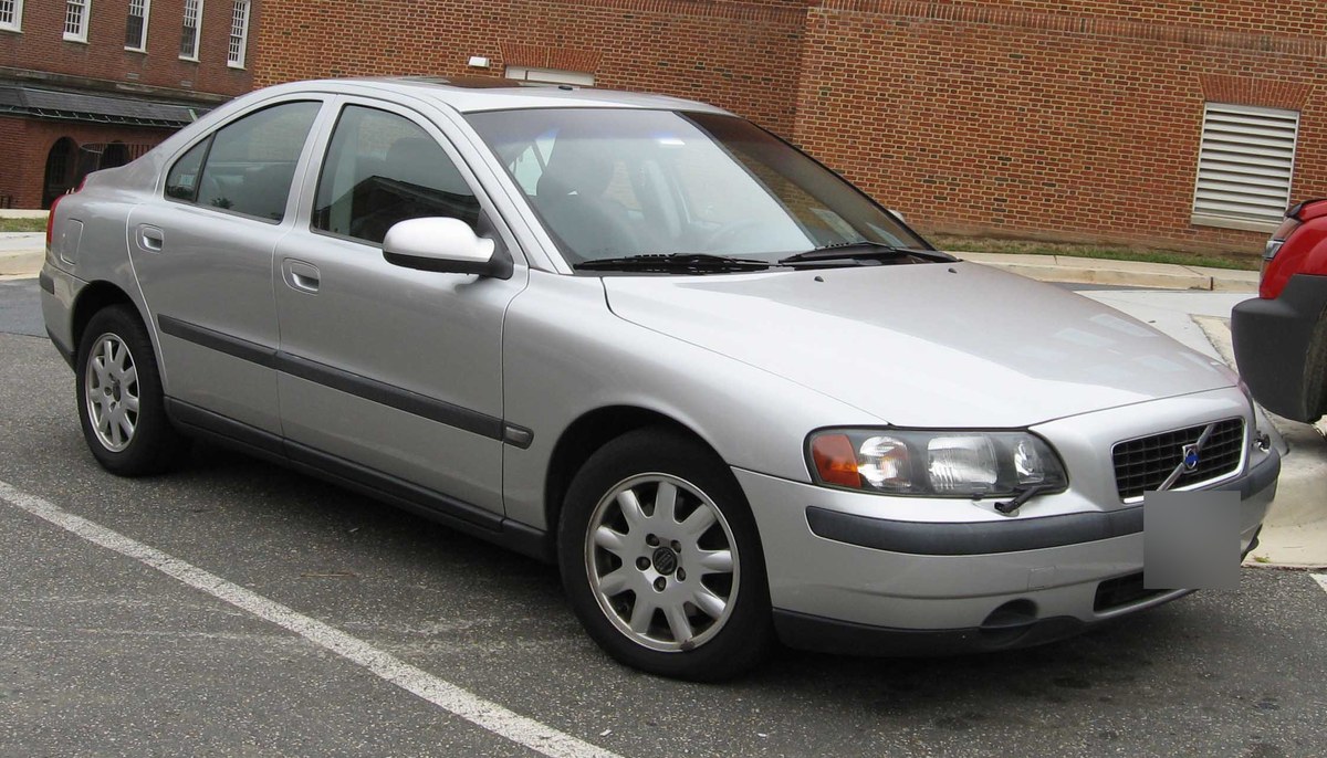Серебристый седан Volvo S60 первого поколения, вид спереди в три четверти