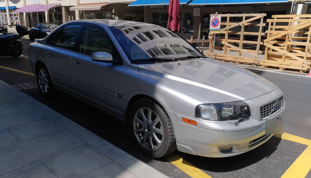 Серебристый седан Volvo S80 T6 первого поколения после рестайлинга, вид спереди в три четверти