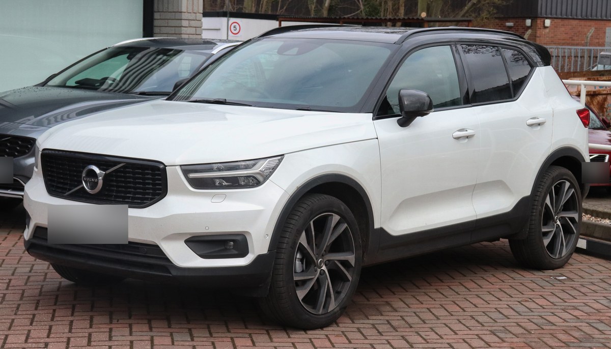 Белый Volvo XC40 с чёрной крышей, вид спереди в три четверти