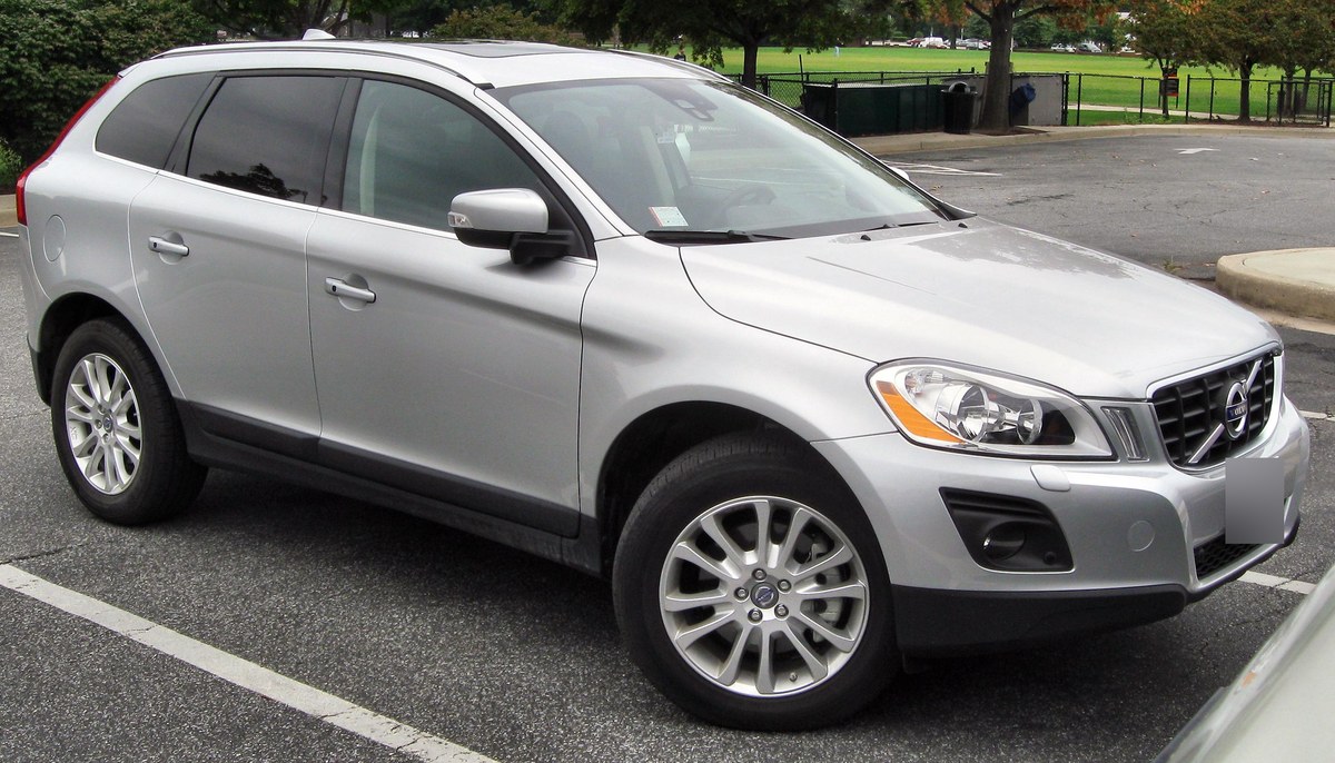 Серебристый Volvo XC60 первого поколения до рестайлинга, вид спереди в три четверти