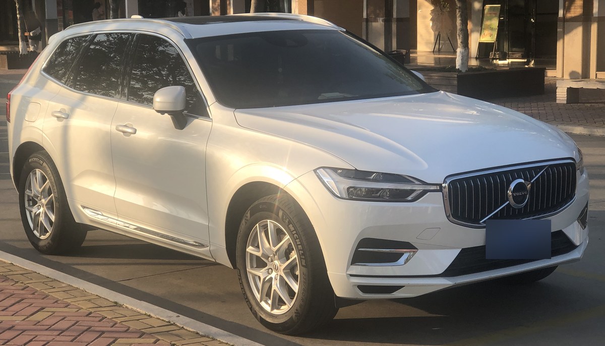 Белый Volvo XC60 второго поколения до рестайлинга, вид спереди в три четверти