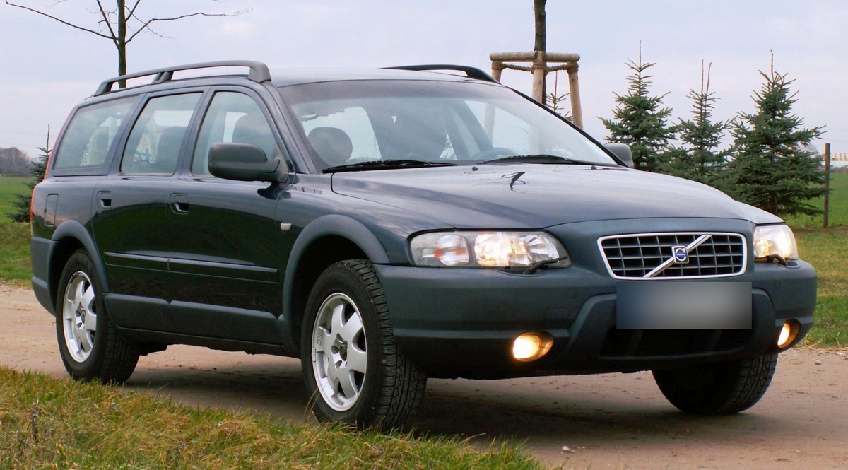 Тёмно-зелёный Volvo XC70 (V70 XC) первого поколения, вид спереди в три четверти
