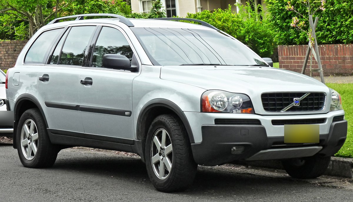 Серебристый Volvo XC90 первого поколения, вид спереди в три четверти