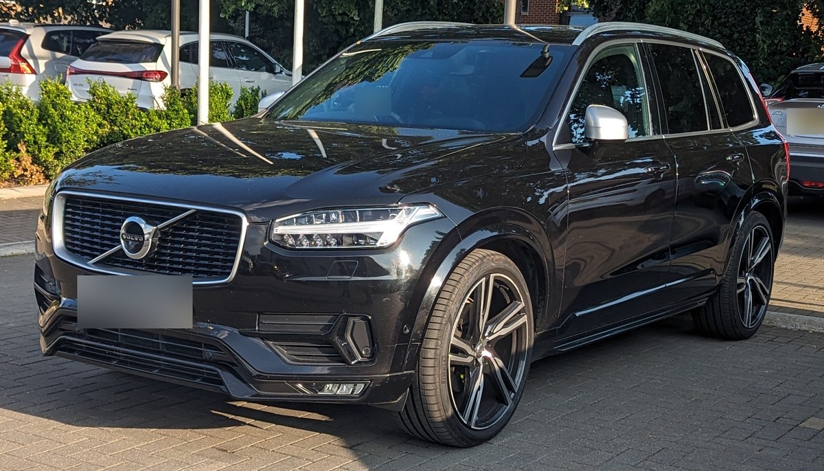 Чёрный Volvo XC90 второго поколения R-Design, вид спереди в три четверти