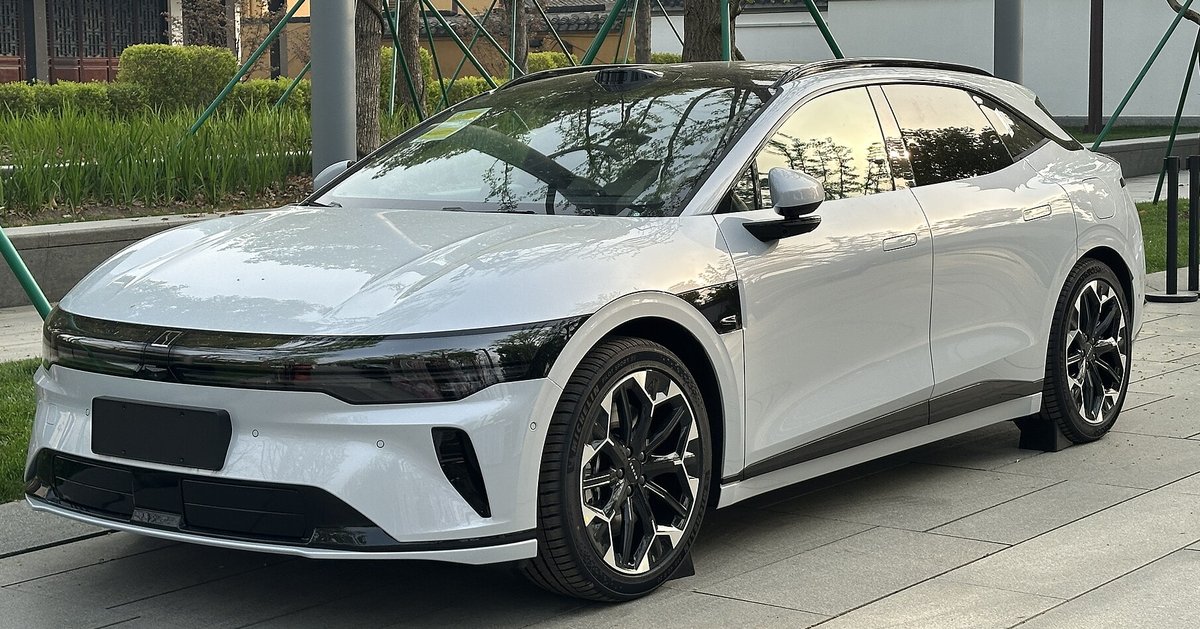 Белый Zeekr 7GT (007 GT) на улице, вид спереди