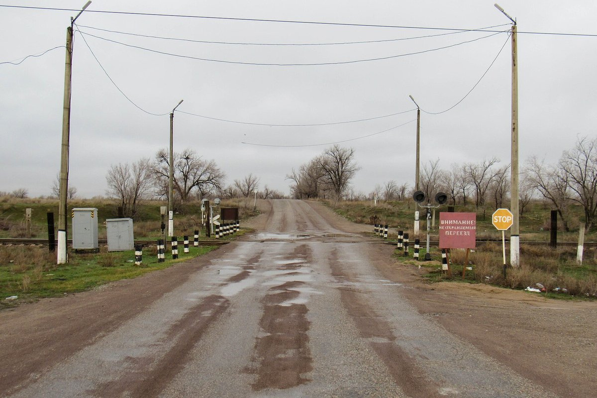 Неохраняемый железнодорожный переезд со знаком STOP в Куйгане