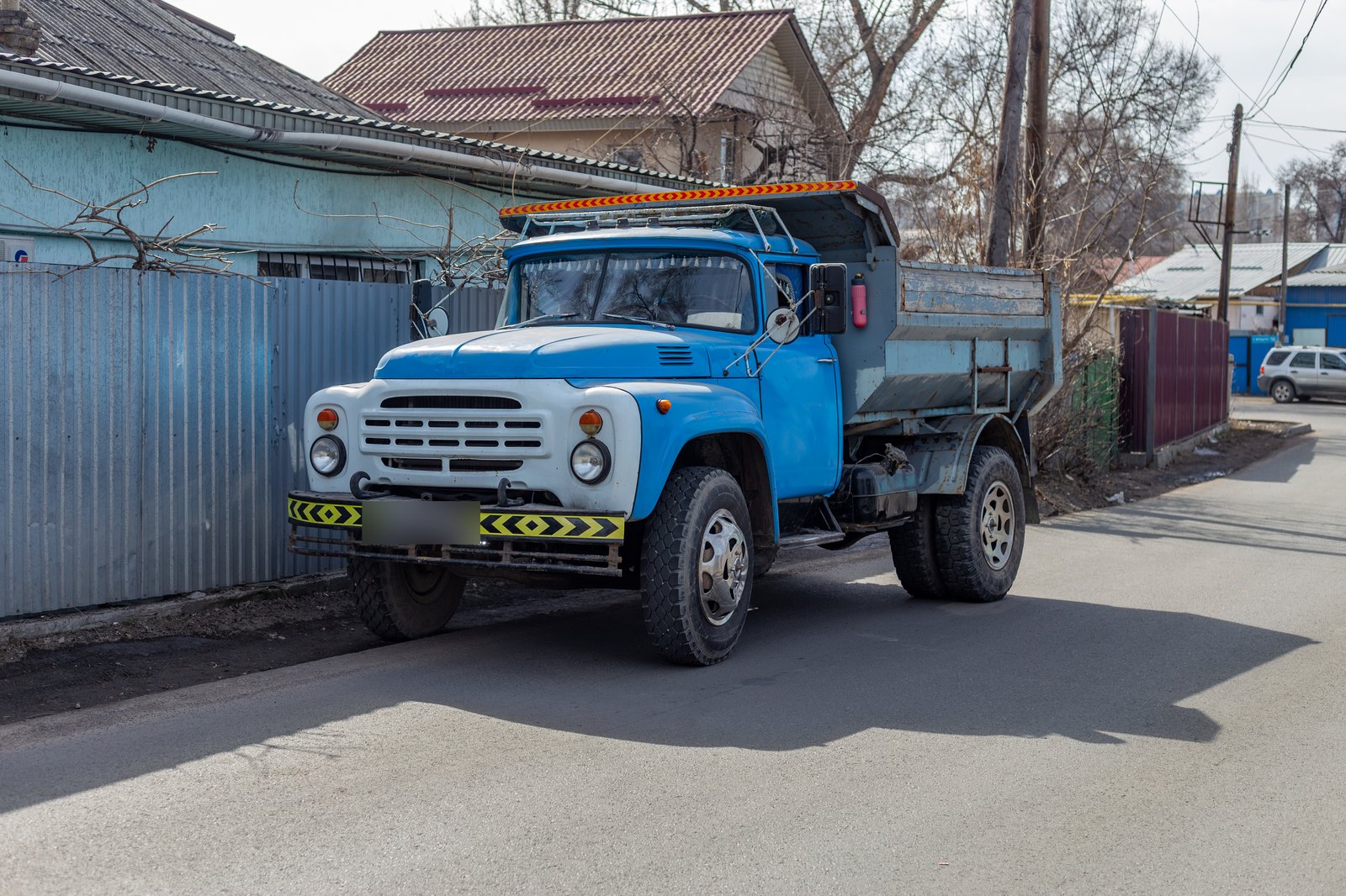 Синий ЗИЛ-130 с самосвальным кузовом на улице в Алматы